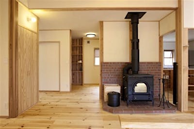 薪ストーブ炉壁の奥には、定年退職されたご主人のための書斎コーナーが。たくさんの蔵書をしまえる本棚とカウンターを造りつけた。