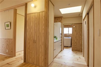 洗面スペースは北側にあるが、天窓からの自然光で明るい空間。隣には奥様の家事コーナーを設け、アイロンがけや家計簿付けに活躍する。