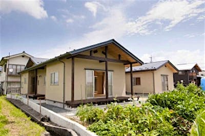 個室前に設けたウッドデッキと下屋は、外観のアクセントにも。