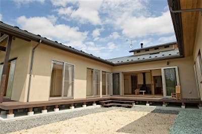 中庭から見た外観。