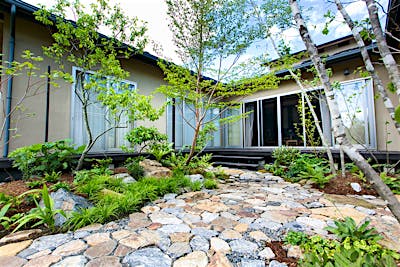 中庭の植栽を終えた様子。