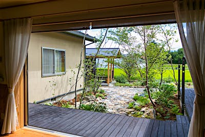 リビングから望む中庭。