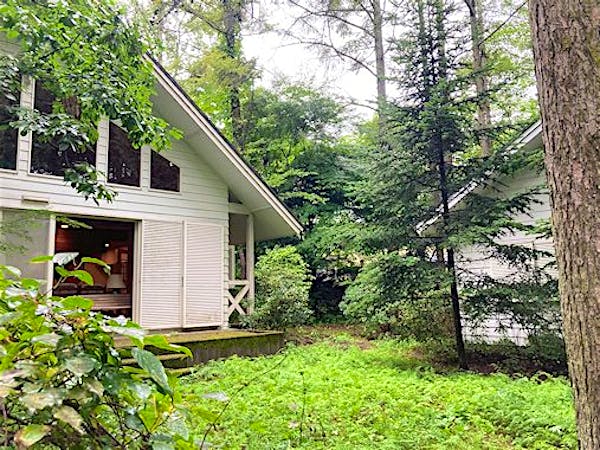 東の庭から母屋（左）と離れ(右)