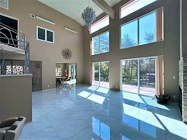 天井高7mの吹き抜け