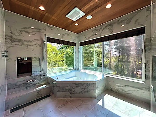 ラグジュアリーな浴室