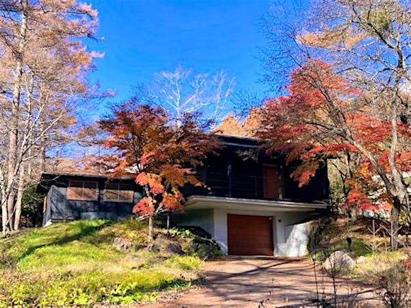 母屋へのアプローチ