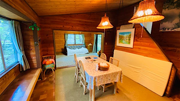 東側ダイニング