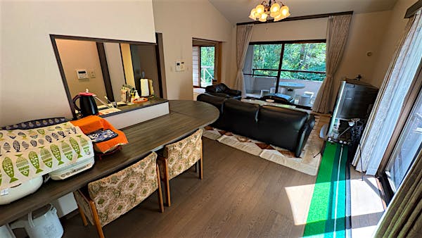 バルコニー越しに北軽井沢の杜を臨む。