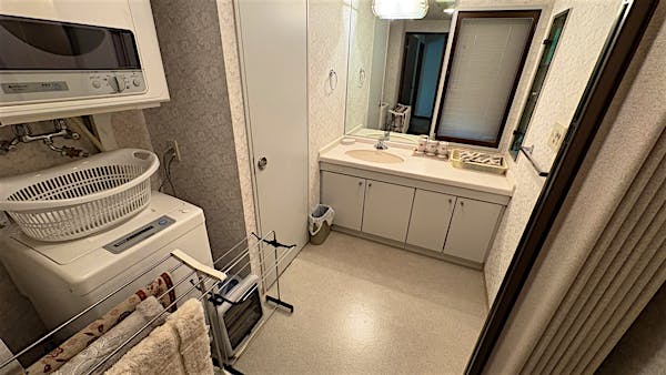 脱衣スペース。洗面所とランドリースペースをまとめてコンパクトに。