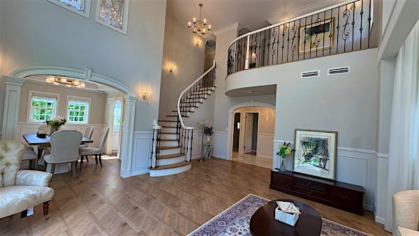 リビングを別角度から。2階へ続く、らせん階段が非日常を演出。