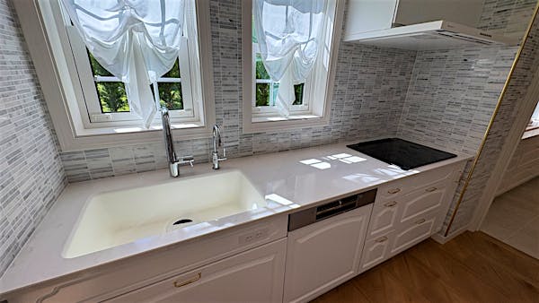 建物全体同様、洗練された雰囲気の白を基調としたキッチン