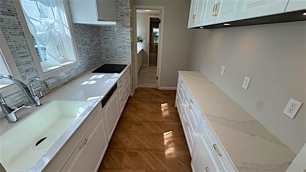 キッチンを別角度から撮影。