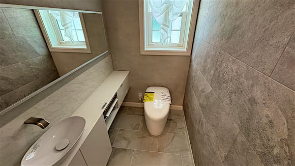 1Fトイレ。タイルが敷き詰められた空間。