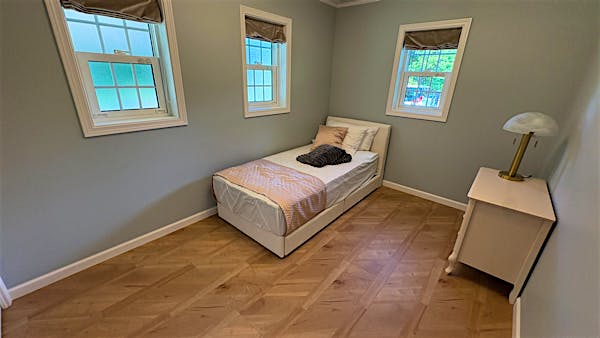 1F洋室、約6.8帖。南東側と北東側の２面採光。