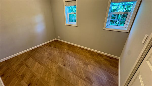 2F洋室、約6帖。北東側と北西側の2面採光。