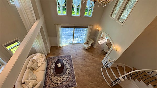 2F踊り場よりリビングを見下ろす。