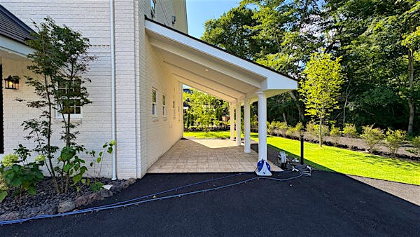 雨や雪にも嬉しい、屋根付きの駐車スペース。敷地内にはこれ以外にも十分な駐車スペースあり。