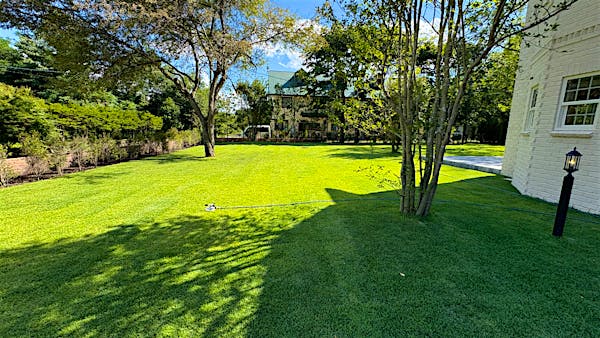 芝生が色鮮やかなお庭。