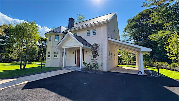 軽井沢の自然に映える、白レンガの美しい外観