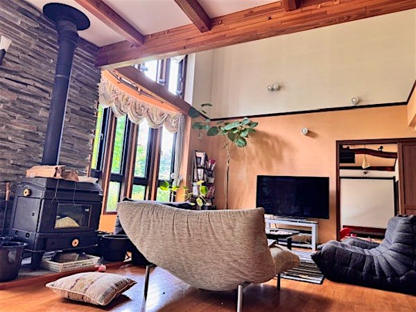 開放感のある吹抜けと、暖炉が特徴的な、寛ぎのリビング