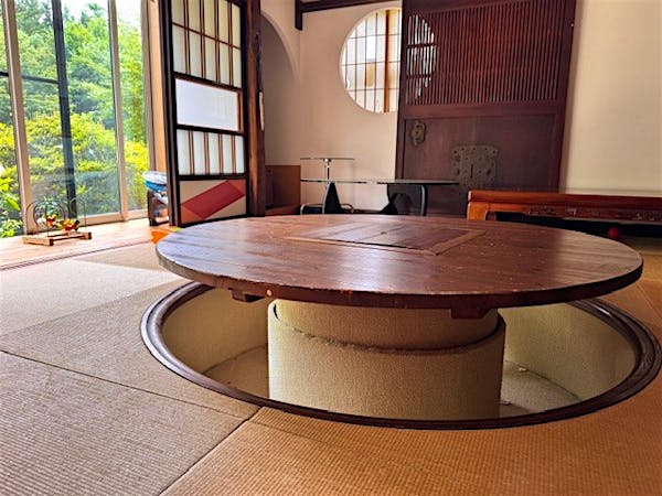 掘りごたつと濡れ縁が風情を醸し出す和室