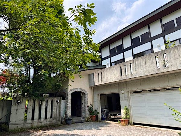 コンクリートで重厚感ある玄関付近の外観