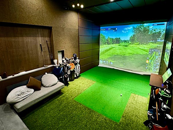 ゴルフ計測機器最高峰のTrackManを完備。世界の名門コースを自宅でラウンド。