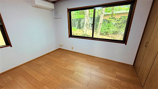 元和室をリフォームした1F約6帖の洋室②。北側と西側の2面採光。