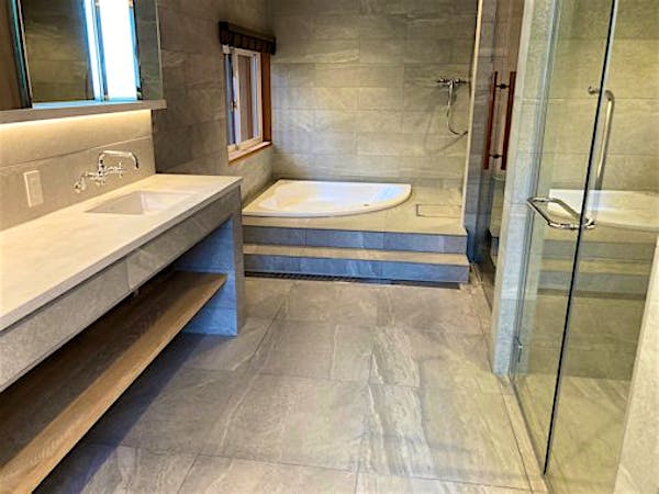 お母屋のバスルーム