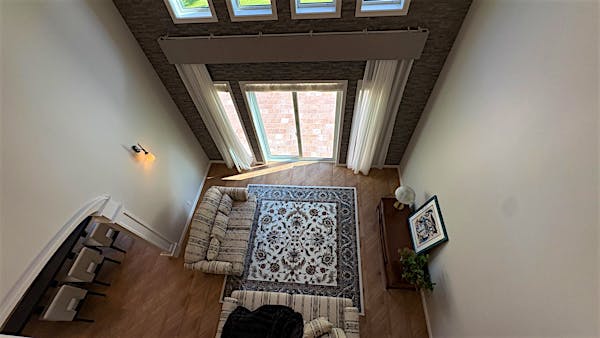 踊り場より見下ろすリビング