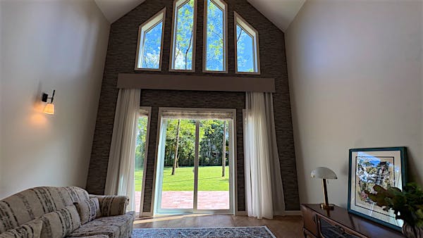 リビング上部のFIX窓より明るい日差し