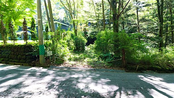 道路からフラットな駐車場