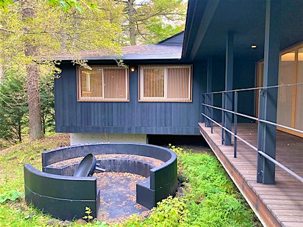 母屋のデッキテラス下のバーベキューコーナー