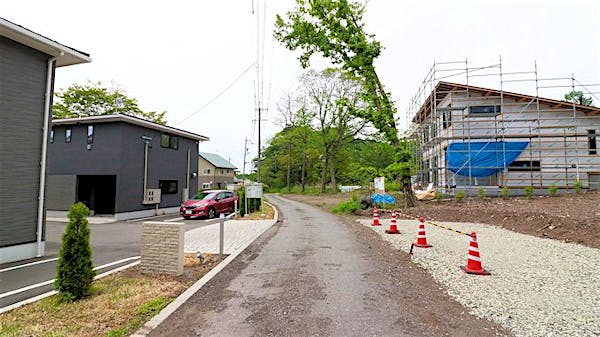 カラーコーンがある場所が物件